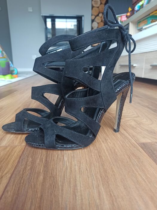Czarne szpilki sandaly