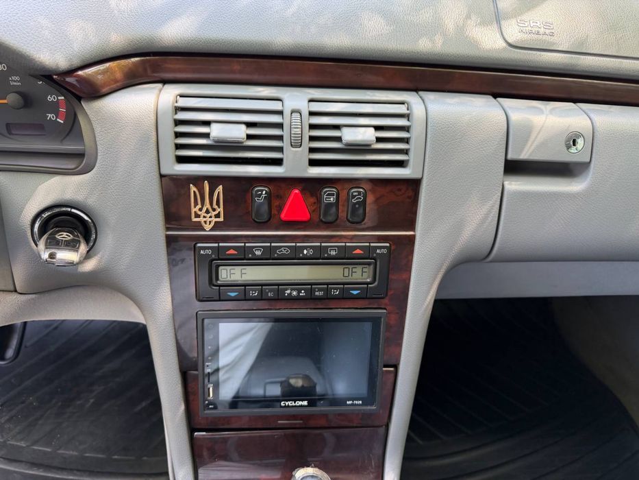 Продам Mercedes-Benz W210 E320 2001 року.