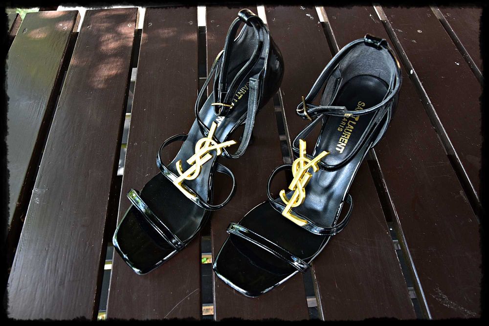 YSL, nowe, piekne, czarne, lakierowane sandały na szpilce, obcas wysokość: 10 cm, rozmiar 39