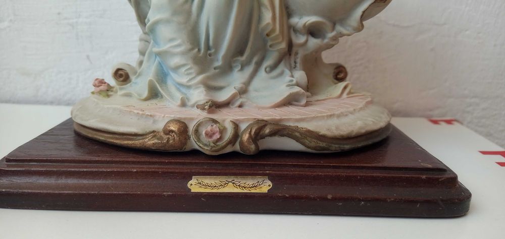 Estatueta com base madeira 5€