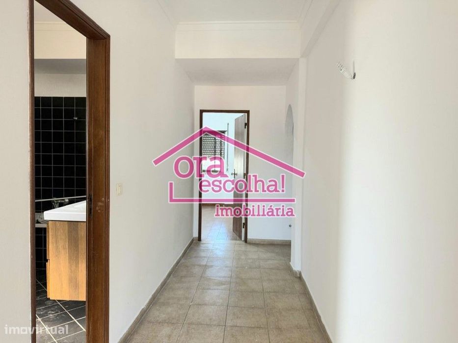 Apartamento T2 com 92 m2 e VARANDA no Centro das Paivas!