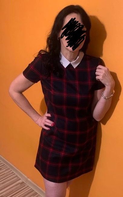 Sukienka w czetwono-czarną kratę z białym kołnierzykiem