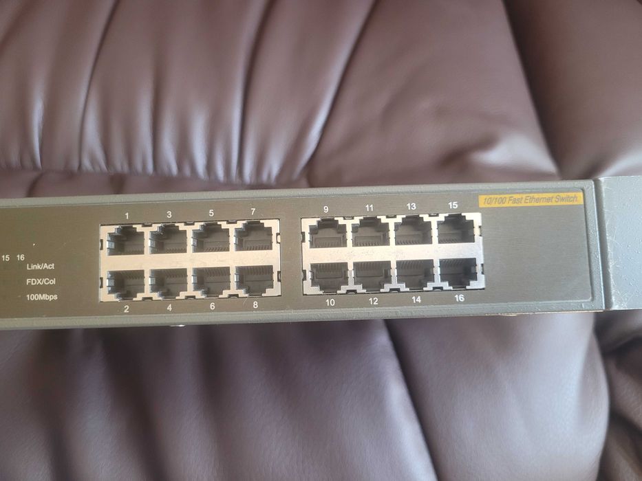 Комутатор некерований D-Link DES-1016D 16-портовий 100Мбіт металевий