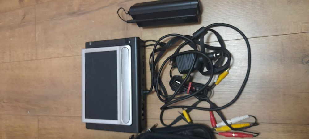 Odtwarzacz DVD z dwoma ekranami do samochodu