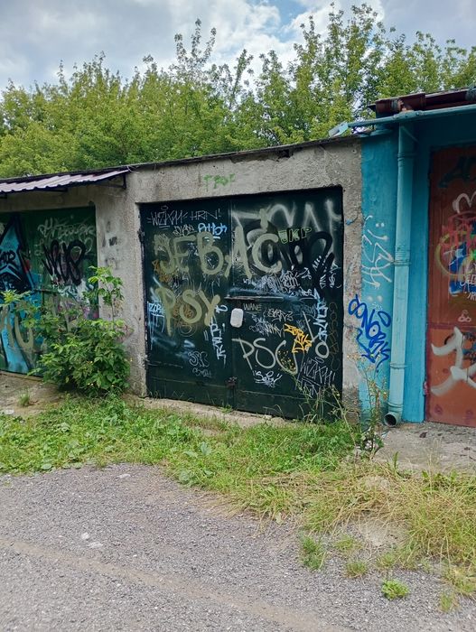 Garaż murowany B. Chrobrego za szkołą nr 18