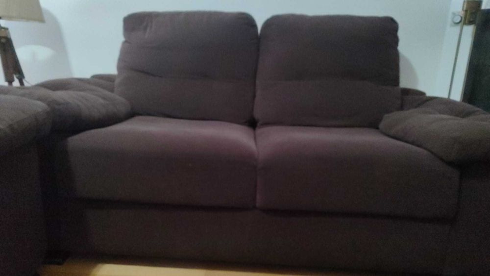 Conjunto de sofás em veludo castanhos escuros