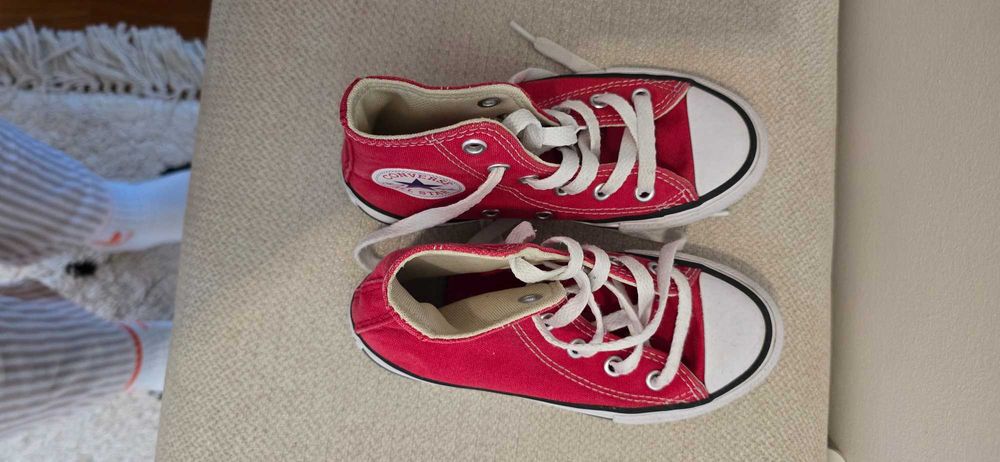 Sapatilhas criança usadas mas em bom estado.