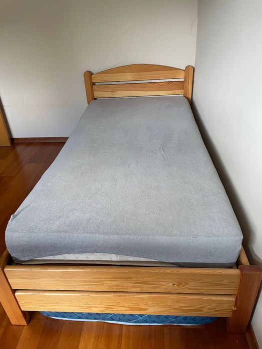 Rama łóżka + materac, 210 cm