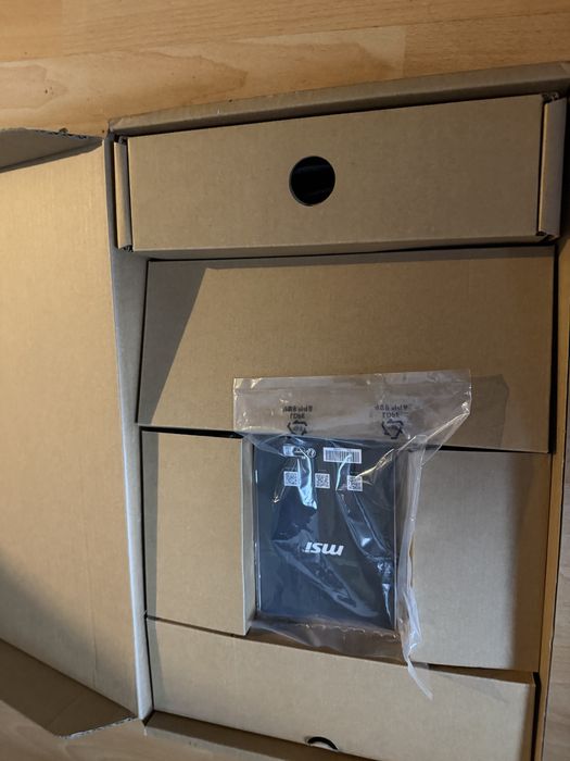 MSI CreatorPro M16/RTX 2000 Ada Generation/32GB