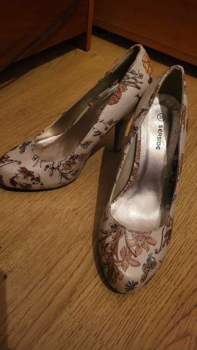 Sapatos de salto padrão flores