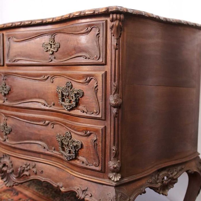 Cómoda estilo D. João V em madeira maciça