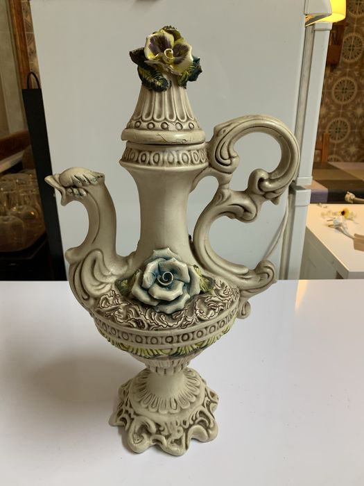 Jarra trabalhada com flores em relevo