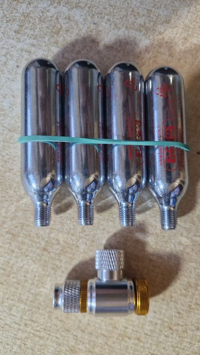 Pompka rowerowa na naboje  co2  + 4 nsboje