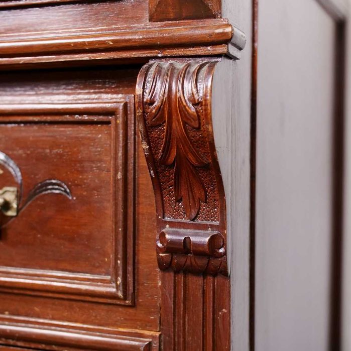 Imponente cómoda em madeira de vinhático com entalhamentos