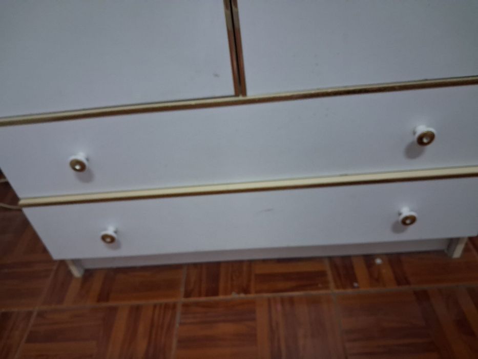 Roupeiro branco de 2 portas