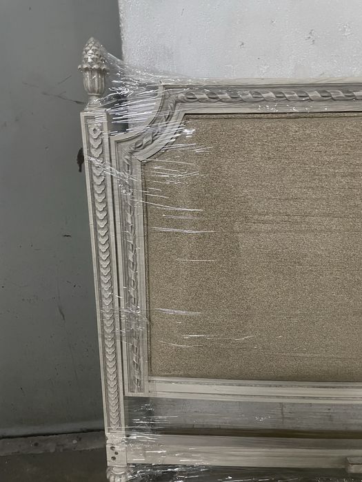 Cabeceira de cama em creme, forrada de novo, 1,50m