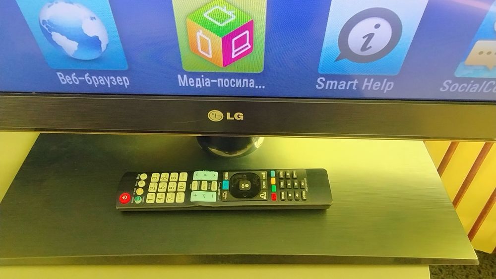 Телевізор LG 42LV375S робочий, без дефектів, підставка, пульт