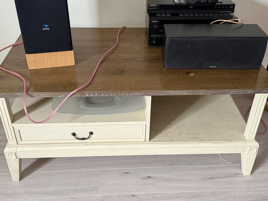 Stoj drewniany z mała szafka