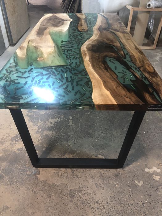 Стол из дерева. Стул. Диван. Кровать. Мягкая мебель.