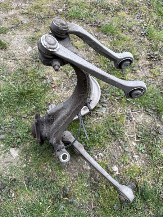 Zwrotnica przednia prawa audi a4 b8 kompletna