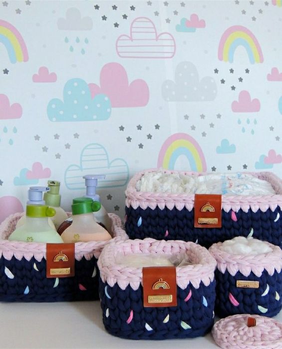 Tapetes, kit higiene, cestos organização, malas em crochet