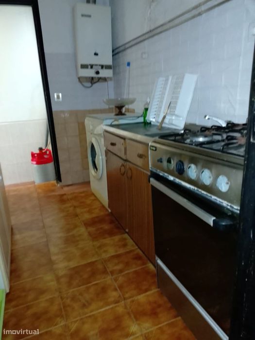 Apartamento T4+1 em Rés-do-chão — Bom estado.