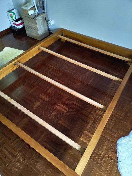 Cama de cerejeira maciça com estrado