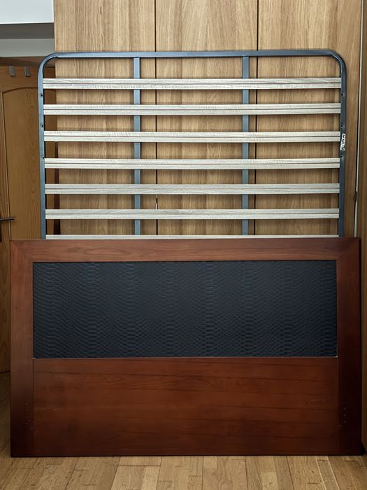 Cama de casal com arrumação