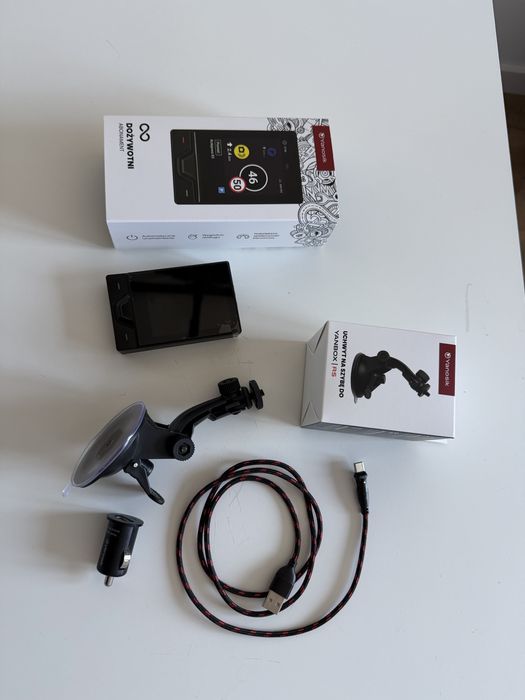 Yanbox RS z dozywotnim abonamentem + uchwyt na szybe. uzyty dwa razy. folia na wyswietlaczu. jak nowy.