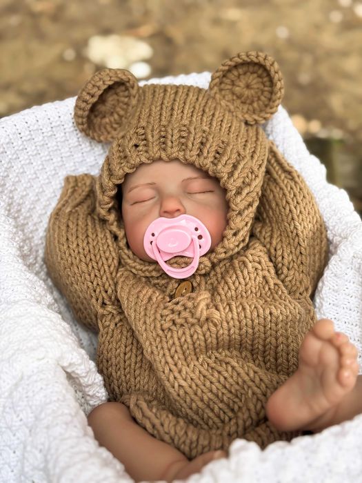 Jak Żywa Lalka Typu Reborn – Zamknięte Oczy, Fałdki Na Skórze, Smoczek