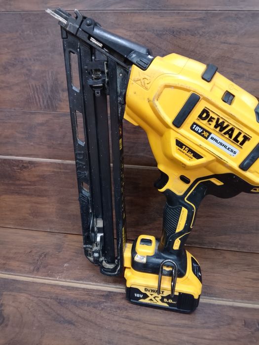 DeWalt DCN650 Gwoździarka z baterią 5ah