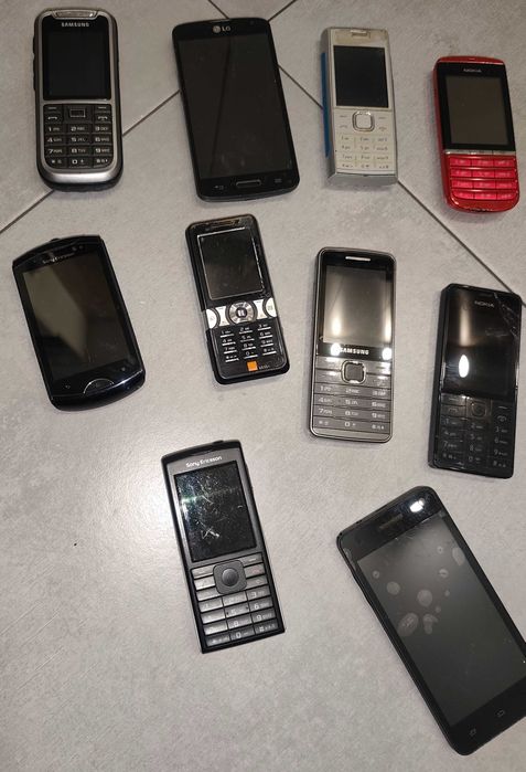 Duży zestaw telefonów Nokia, Sony Ericsson, baterie, ładowarki
