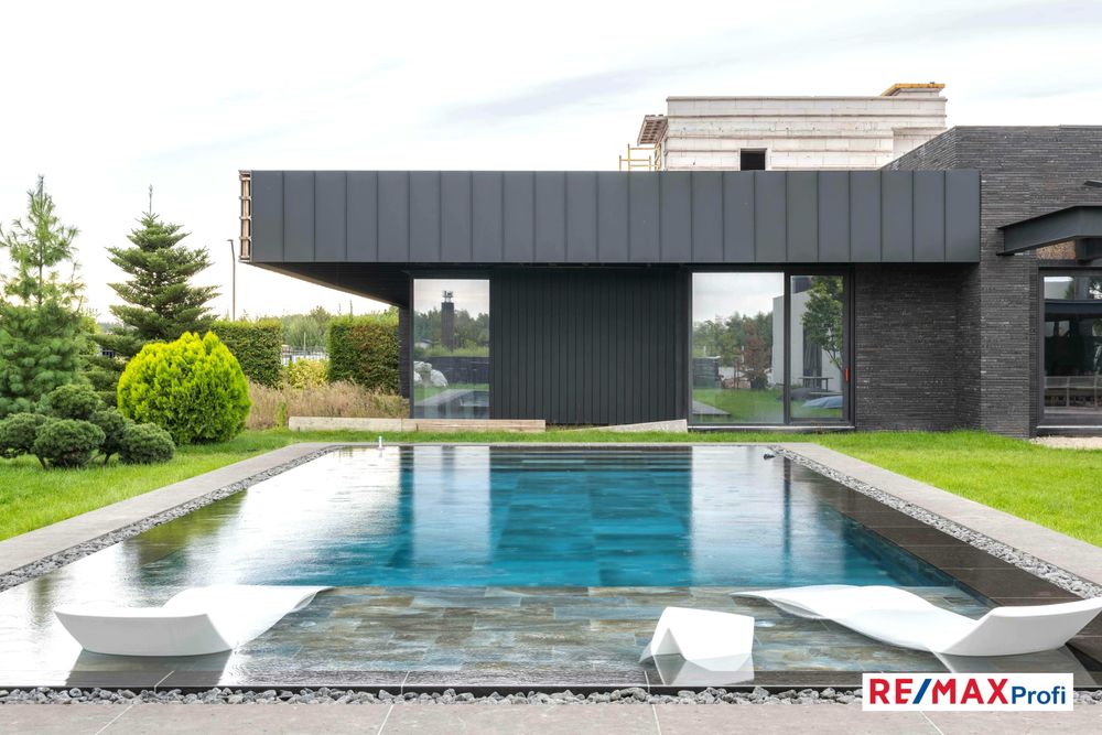 1 поверховий  будинок 467 м2 з бункером.  60 соток. с. Іванковичі