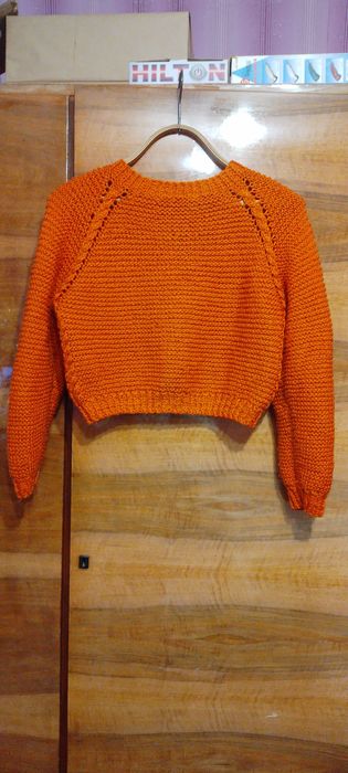 Вязаний светр для дівчинки