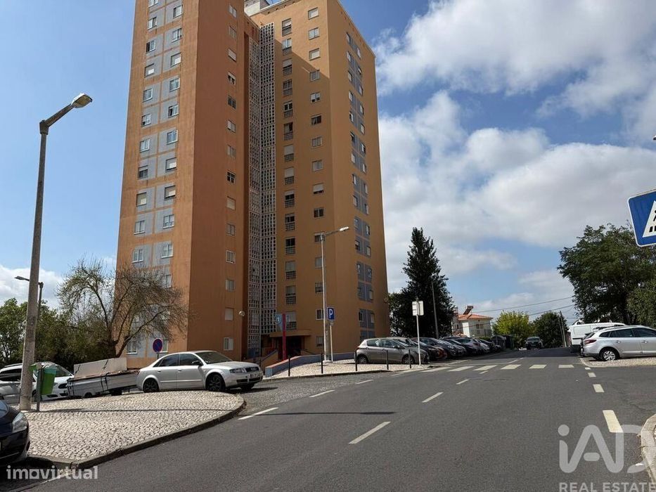 Apartamento T1 em Santo António dos Cavaleiros e Frielas de 47 m2