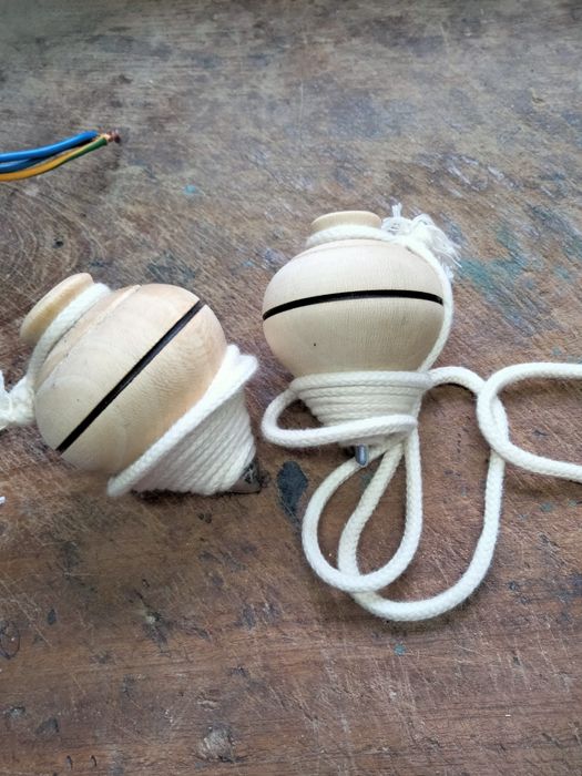 Pião em madeira criança