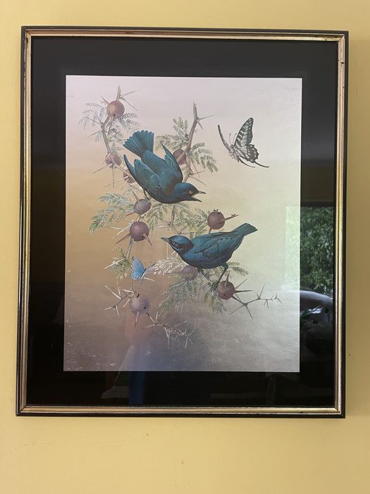 Quadro com pintura metalizada, com moldura em madeira, mede 56cm de largura e 66cm de comprimento.