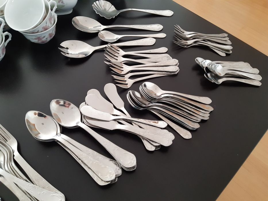 Conjunto de louça Vista Alegre, faqueiro e conjunto de copos