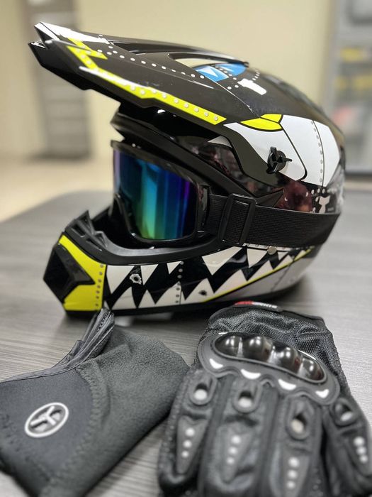 Мотошоломи на вибір, шлем, шолом, мотоцикл, екіпіровка, з окулярами