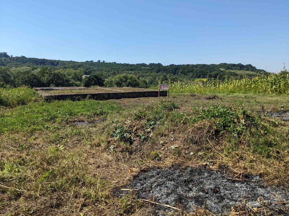 Земельна ділянка з фундаментом