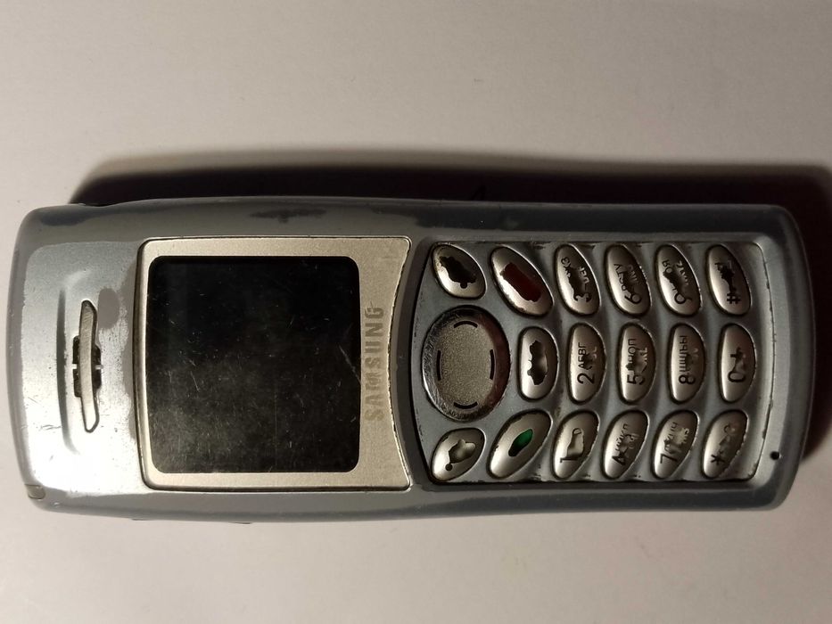 Мобильный кнопочный тел. Samsung с110 + зарядка.