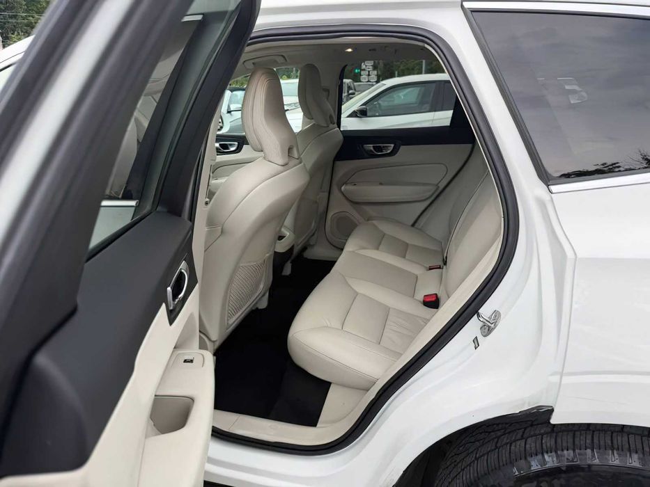 Volvo XC60 B5 Momentum      2022