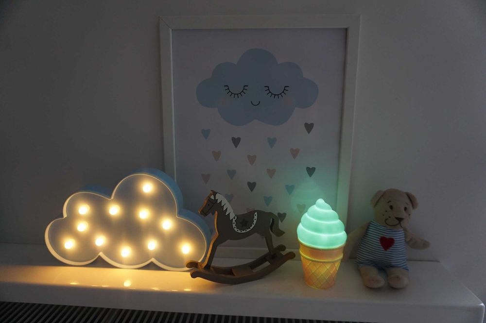 dekoracje do pokoju dziecka~ lampka~ plakat~ konik