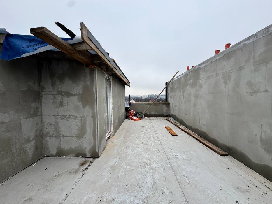 Таун з терасою на даху! Київ