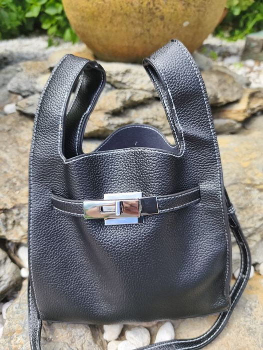 bolsa preta  texturizado, estilo sacola, com alças duplas