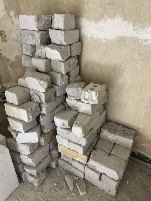 отдам кирпич белый б/у