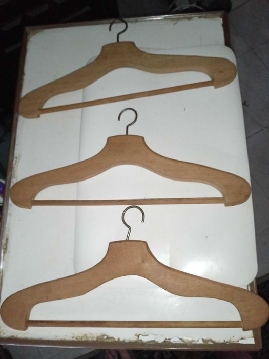 Cabides de diversos tamanhos, materiais e formatos