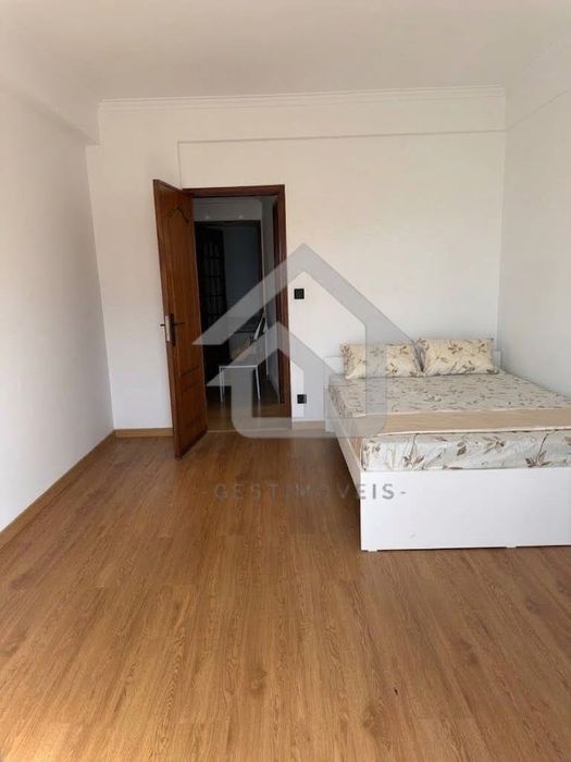 Quartos individuais grandes a menos de 30segundos da Estação de Queluz-Belas