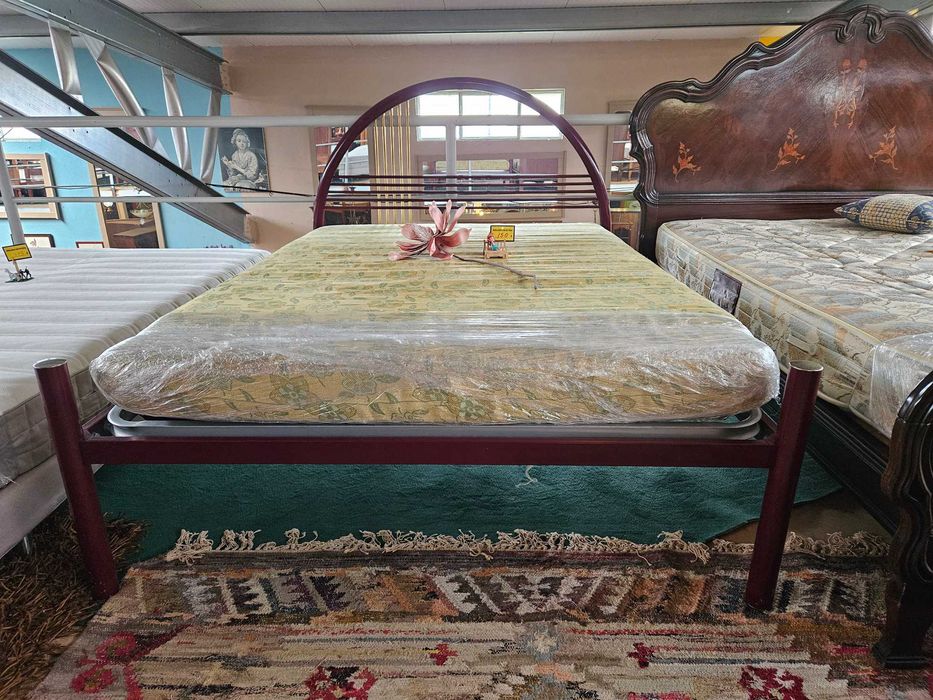 Cama em ferro com estrado e colchão - Bom estado geral