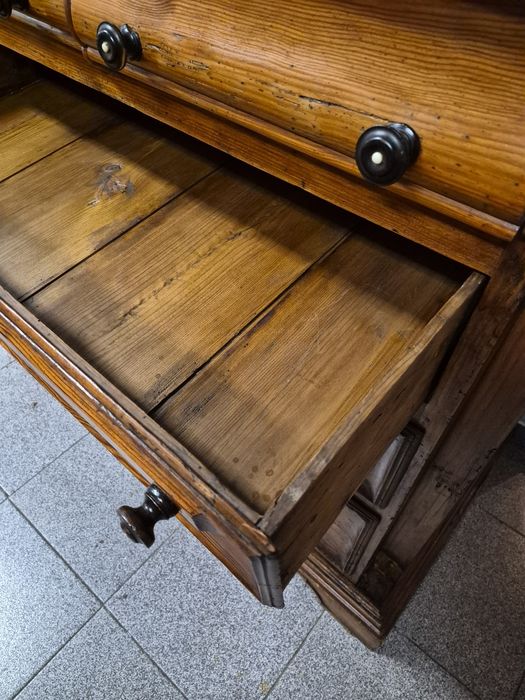 Cómoda Antiga de Prestígio em Madeira Maciça. Séc XIX em Riga.